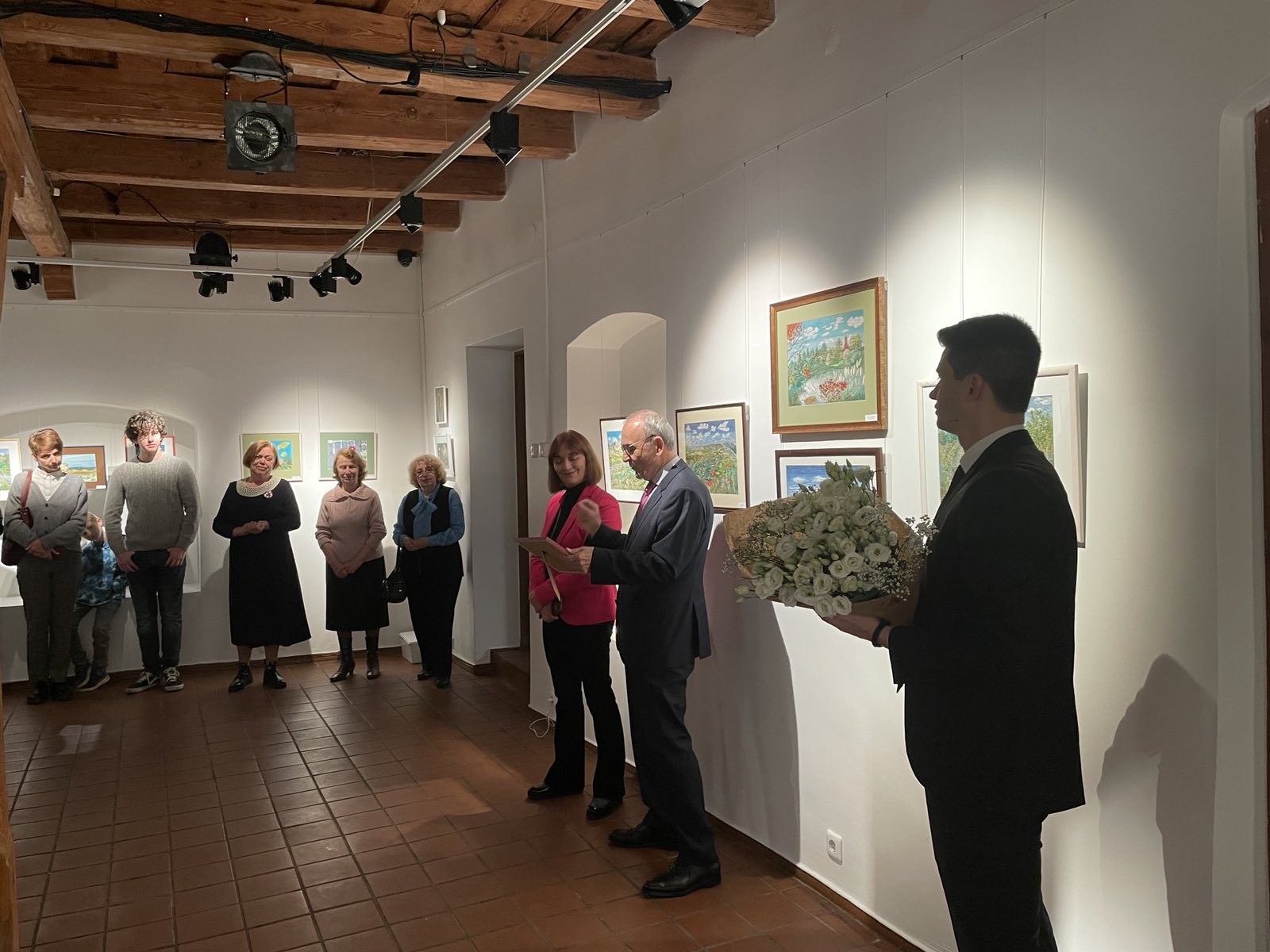 Expoziția „Arta acului – în culorile naturii” poate fi vizitată de către membrii diasporei noastre de la Vilnius