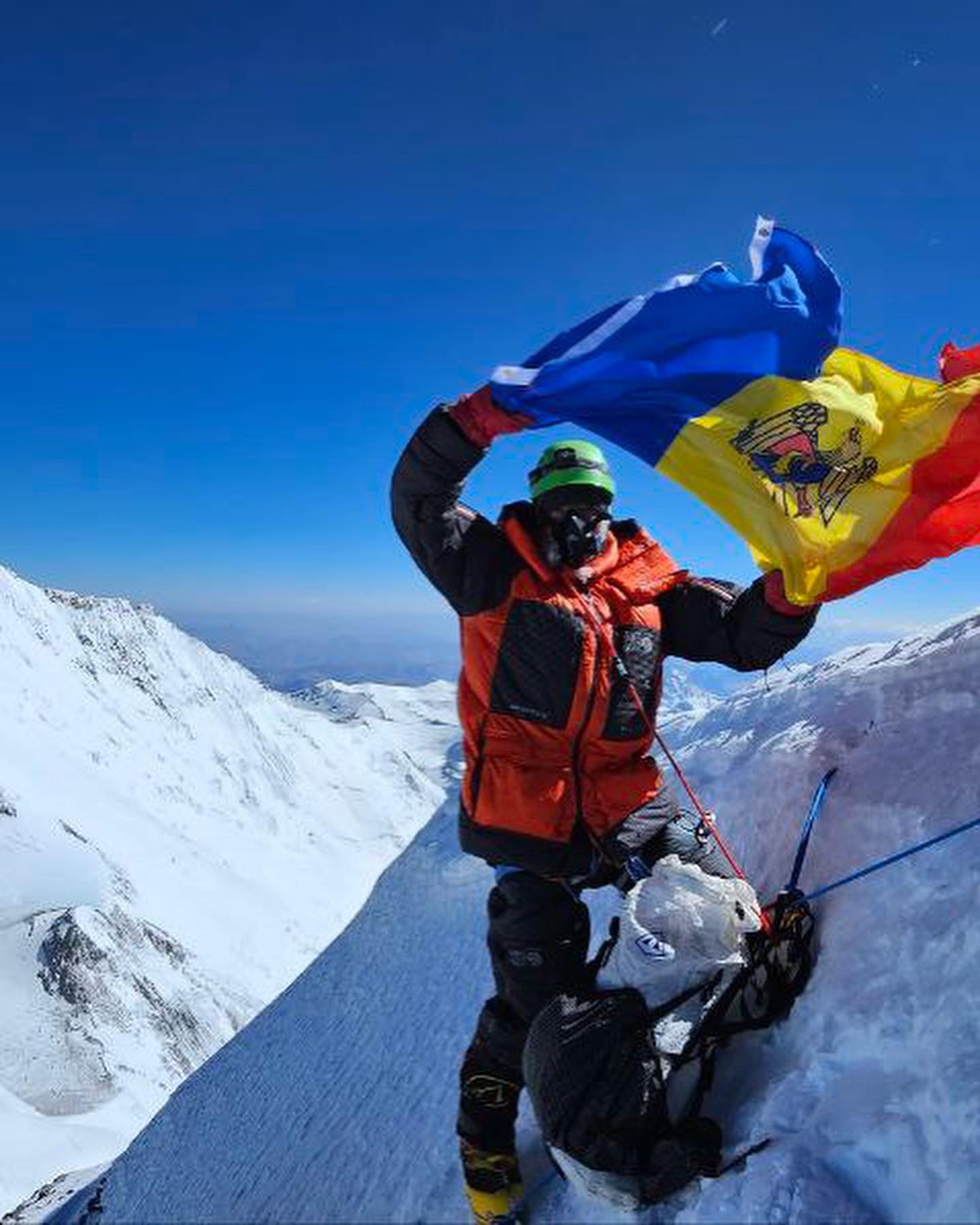 Everestul a fost cucerit de moldoveanul Vladislav Zotea